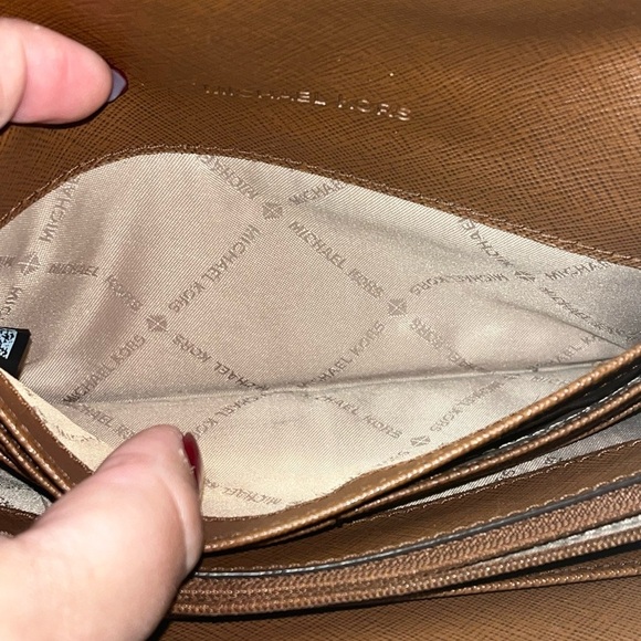 MICHAEL KORS KINSLEY Brown Leather Carryall Gold-Tone Hardware Wallet - Picture 14 of 16